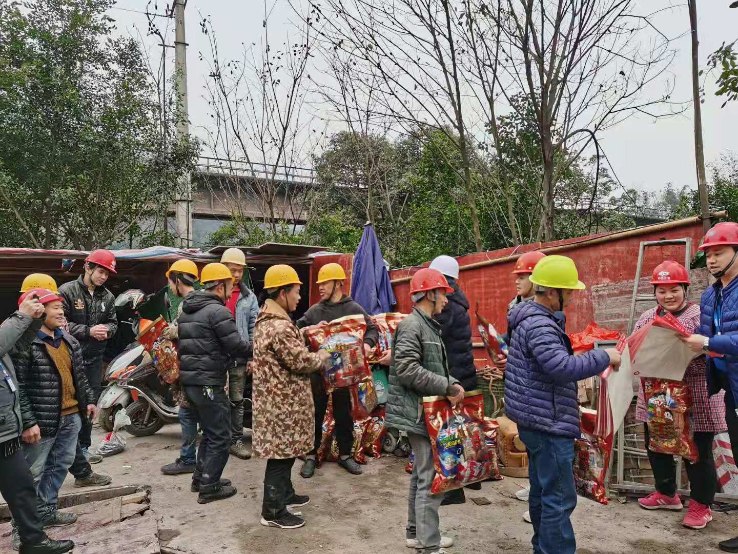 節(jié)前送“福”到工地   濃濃關(guān)愛暖人心