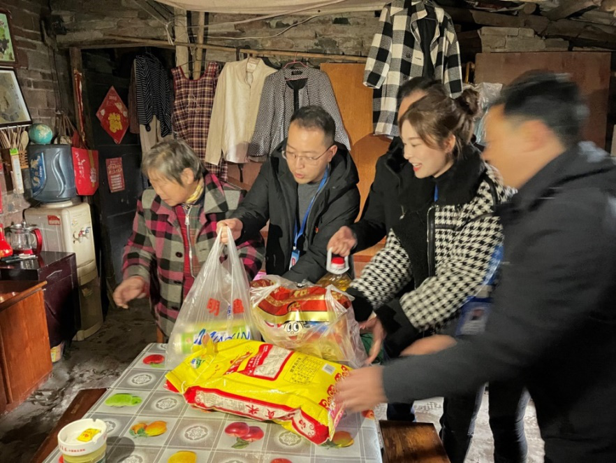 節(jié)前慰問送溫暖,情系下渡口社區(qū)困難群眾
